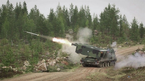 Điều này đã được chính Tướng Mark Milly, thuộc lực lượng Thủy quân lục chiến Mỹ thừa nhận trong cuộc tập trận chung giữa Mỹ và đồng minh châu Âu hồi cuối năm 2018: "Dù không muốn nhưng chúng ta vẫn phải thừa nhận, Nga đang sở hữu lực lượng tấn công mặt đất, đặc biệt là pháo binh mạnh hơn hẳn Mỹ và đồng minh cộng lại". Ảnh trong bài: Hệ thống pháo M270.