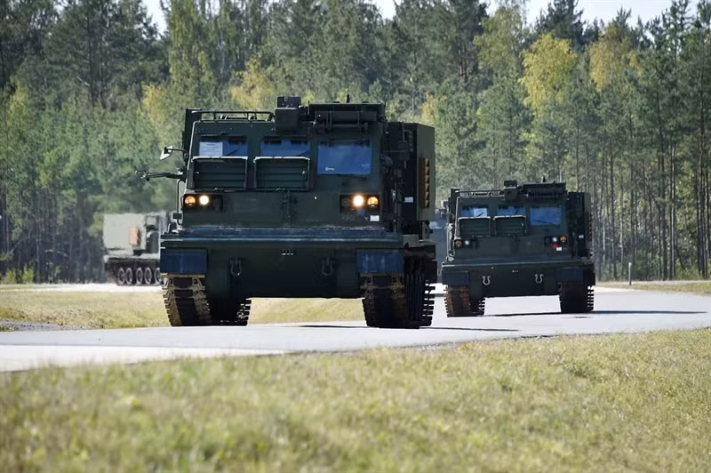 Chiến thuật "bắn và ẩn nấp" làm cho kẻ thù khó xác định vị trí của mình, sau khi bắn cơ động sang vị trí khác và thực hiện lại các cuộc tấn công khác. pháo phản lực M270 cũng là nỗi sợ khủng khiếp không chỉ đối với bộ binh mà còn của các kho chứa nhiên liệu, kho vũ khí, đạn dược, sở chỉ huy địch và cũng có thể gây thiệt hại nghiêm trọng cho các loại xe tăng và xe bọc thép (có thể tiêu diệt hoàn toàn hoặc làm hư hỏng nặng không thể chuyển động).