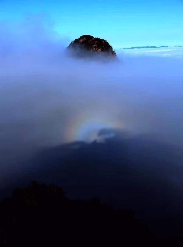 Hình ảnh ghi lại được quầng sáng thần thánh xuất hiện ở núi Hoàng Sơn trước đây. Nguồn: Sina