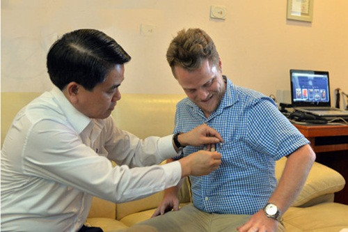 Chu tich Ha Noi Nguyen Duc Chung cam on “ong Tay” don rac-Hinh-2