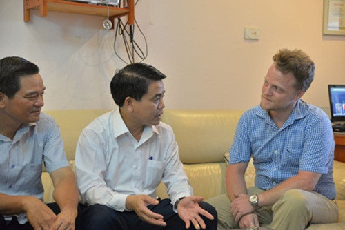 Chu tich Ha Noi Nguyen Duc Chung cam on “ong Tay” don rac-Hinh-3