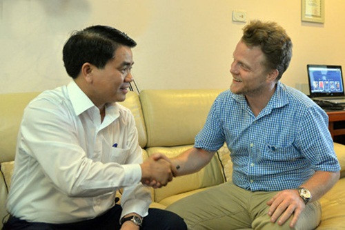 Chu tich Ha Noi Nguyen Duc Chung cam on “ong Tay” don rac