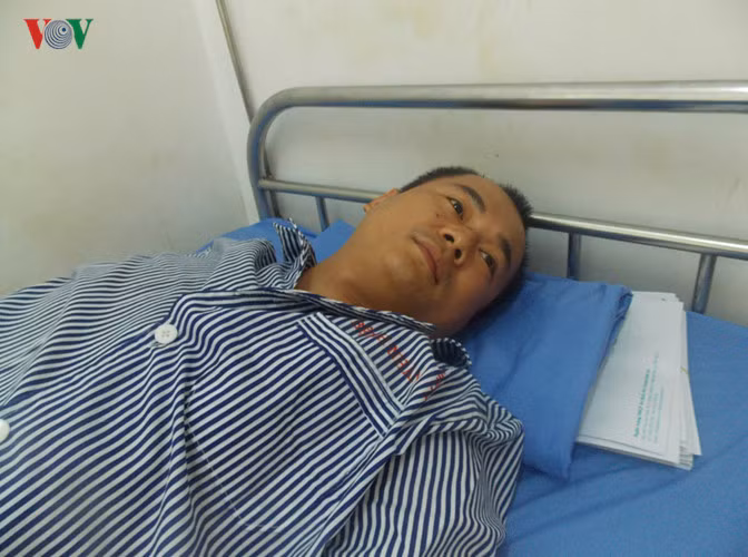 Đối với thiếu tá Nguyễn Minh Tú, Phó Trưởng Công an phường Quyết Thắng – người bị các đối tượng nổ súng bắn trúng đùi phải trong lúc khống chế, đã được các bác sỹ Bệnh viện đa khoa tỉnh Sơn La kịp thời mổ lấy đầu đạn ra ngoài. Đến sáng nay, anh đã có thể trò chuyện và kể lại giây phút giáp mặt với tội phạm.