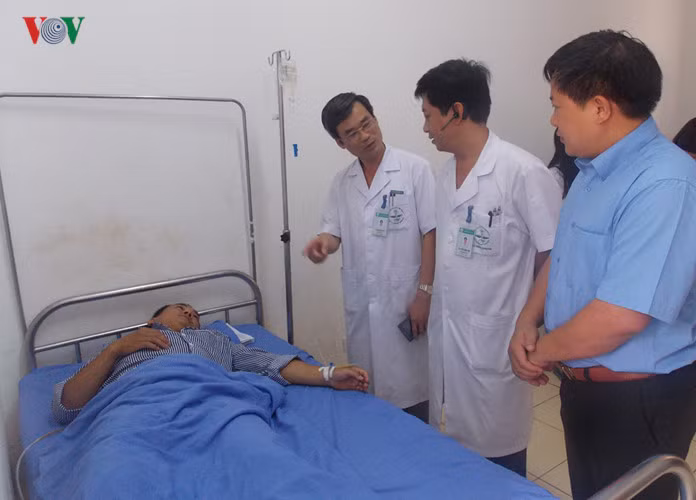 Bác sỹ Nguyễn Trường Vinh, Trưởng Khoa Chấn thương chỉnh hình, Bệnh viện đa khoa tỉnh Sơn La cho biết, bệnh viện đang tiếp tục huy động nhân lực, thuốc men chăm sóc sức khỏe đồng chí Nguyễn Minh Tú một cách tốt nhất để giúp đồng chí mau hồi phục sức khỏe.