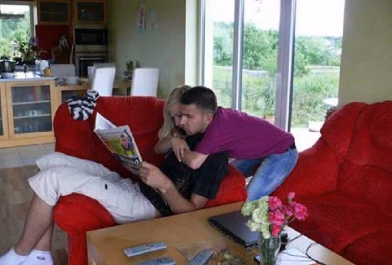 Rất nhiều người khi mới nhìn vào bức ảnh này đã giật mình vì đôi tay lông lá của người con gái và đôi chân thon gọn của chàng trai. Tuy nhiên, khi nhìn kỹ lại, đó chỉ là hình ảnh đánh lừa thị giác ban đầu. (Nguồn Lolwot)