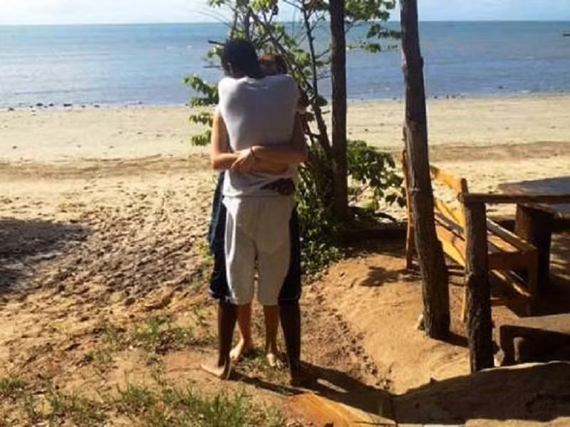 Hình ảnh kỳ lạ này đã thách thức bộ óc của hàng triệu người trên khắp thế giới. Rất khó để mô tả chính xác tư thế đứng "lẫn vào nhau" của hai người này. Thậm chí cư dân mạng đã có cuộc tranh cãi nảy lửa về việc phân biệt tay và chân của hai người trong bức ảnh. (Nguồn Lolwot)