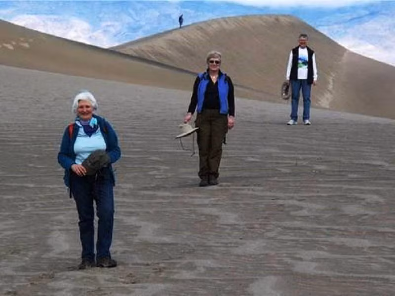 Bạn có đoán được ai là người cao nhất trong bức hình này? Đó không phải là ba người hiển thị rõ ràng trước mắt bạn. Hãy phóng tầm mắt ra thật xa, người đàn ông nhỏ xíu đang đứng phía trên đỉnh đổi mới là người cao nhất trong bức ảnh này. (Nguồn Lolwot)