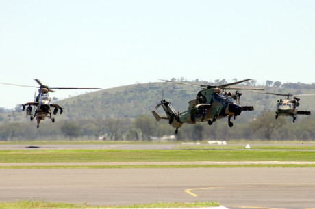 Đặc biệt lớp vỏ của Eurocopter Tiger được phủ một lớp sơn hấp thụ sóng vô tuyến, để giúp chúng có khả năng tàng hình trước hệ thống phòng không của đối phương. (Ảnh: jetphotos)