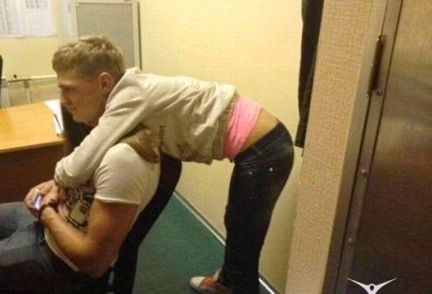 Thêm một ví dụ về ấn tượng thị giác đầu tiên, thực tế là cô gái cúi đầu ôm chàng trai, không phải chàng trai có chiếc đầu to và thân hình nhỏ nhắn, thấp bé.