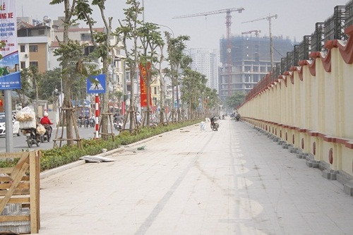 Vỉa hè rộng hơn 7 mét là phần đất thuộc Quân chủng Phòng không Không quân.