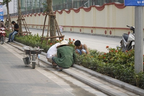 Về cơ bản tuyến đường đã hoàn thành, hiện còn một số hạng mục đang được những công nhân hoàn thiện.