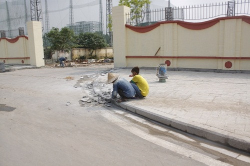 Đến nay, tuyến đường Lê Trọng Tấn dài 1,5 km sau 4 tháng thi công được mở rộng gấp 3 lần đường cũ, chiều rộng mặt cắt ngang gần 30 m và thiết kế 4 làn xe chạy.
