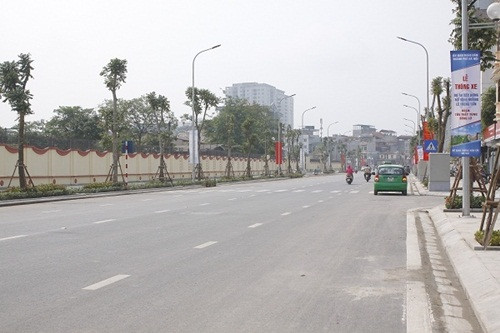 Toàn bộ quỹ đất mở rộng tuyến đường Lê Văn Lương này (gần 3ha) do Bộ Quốc phòng giao cho Hà Nội. Dự án cũng xây dựng một cây cầu bắc qua sông Lừ với chiều rộng 14m, dài 30m để kết nối với hai tuyến đường ven sông.