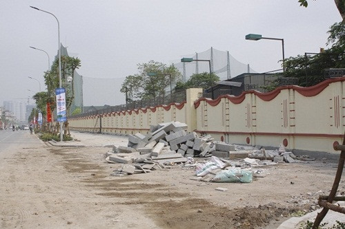 Một số hạng mục như vỉa hè, cây xanh hai bên đường đang được hoàn thiện.