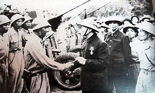 Nghe thuat doc dao cua phao binh Viet Nam o Dien Bien Phu