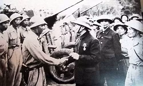 Nghe thuat doc dao cua phao binh Viet Nam o Dien Bien Phu