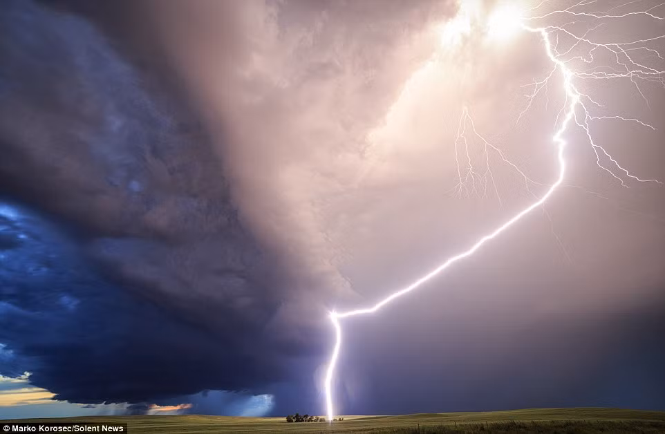 Ảnh của Marko gây ấn tượng mạnh mẽ đối với người xem vì anh luôn bắt được khoảnh khắc mẹ thiên nhiên cuồng nộ nhất, đáng sợ nhất. Nguồn: Daily Mail