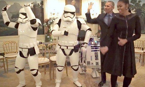 Ngac nhien Tong thong Obama nhay voi...chien binh Star Wars
