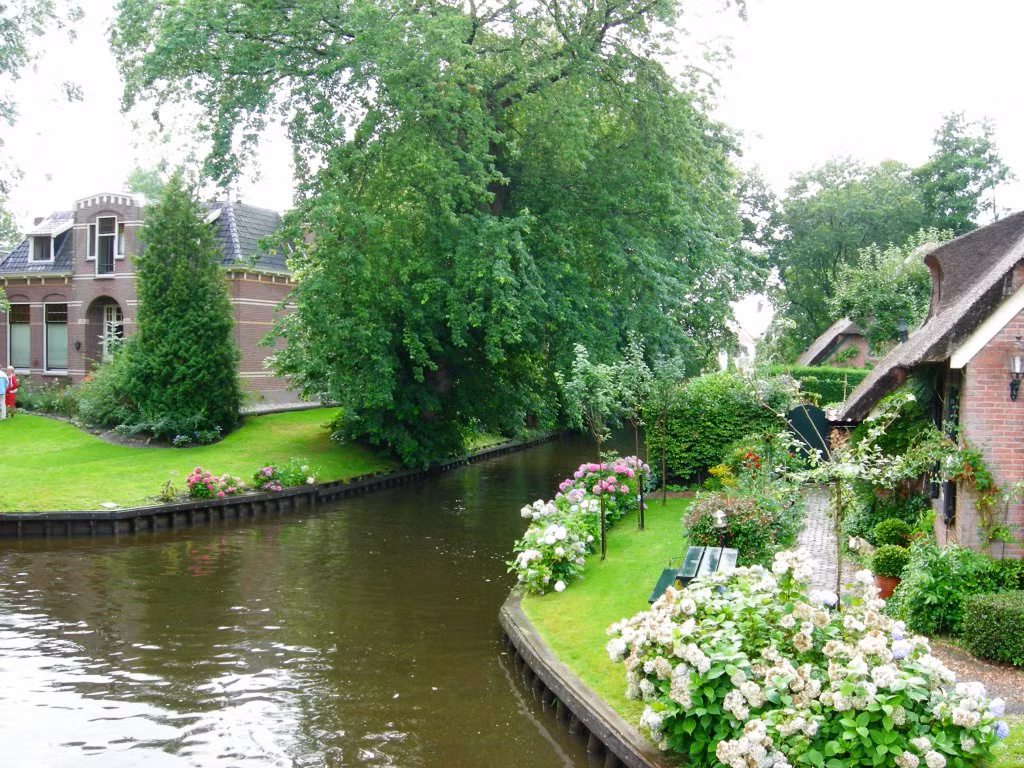 Người ta nói, tiếng ồn to nhất ở ngôi làng cổ tích này chính là tiếng kêu của những con chim hót líu lo hoặc những con vịt được thả tự do trên dòng kênh. Nguồn: Bored Panda