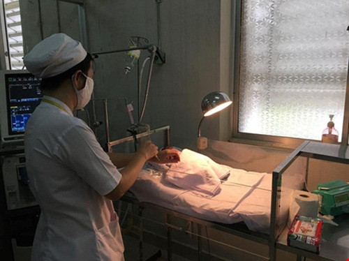 San phu khong tien xin ve nha chet, duoc benh vien mo cuu song