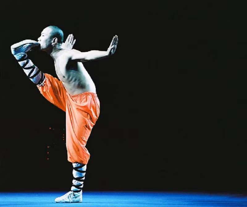 Bạn có thể ngậm được chân của chính mình? Nếu làm được thì bạn chắc chắn là nhà sư thiếu lâm hoặc đã luyện qua công phu do thiếu lâm tự truyền dạy. (Nguồn Lolwot)