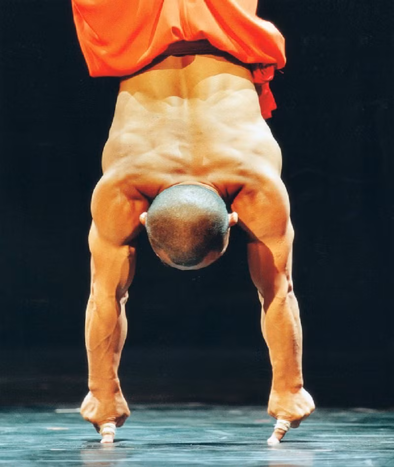 Chỉ với hai ngón tay, nhà sư này có thể nâng chính bản thân mình khỏi mặt đất trước con mắt kinh ngạc của mọi người. (Nguồn Lolwot)