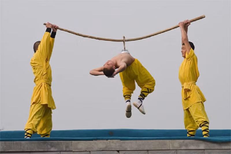 Ngoài việc rèn luyện thân thể, các nhà sư thiếu lâm còn luyện khí công, một công pháp cho phép họ đả thông kinh mạch, hấp thụ năng lượng của thiên nhiên, việc nhà sư này có thể lửng lơ chỉ bằng một nút hút chân không bé nhỏ khiến nhiều người không thể tin nổi vào mắt mình. (Nguồn Lolwot)