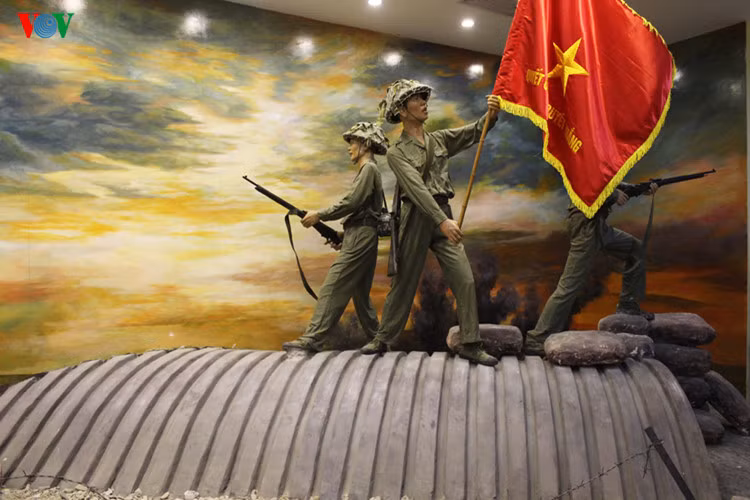 Lá cờ Quyết chiến quyết thắng tung bay trên nóc hầm De Castries trong ngày 7/5/1954.