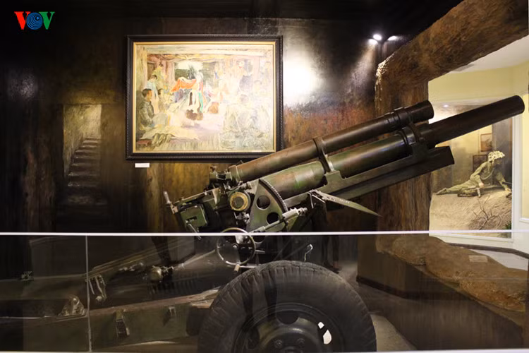 Pháo lựu 105MM do Mỹ sản xuất viện trợ cho quân đội Pháp. Khẩu pháo được quân đội Việt Nam thu giữ trong chiến dịch Biên giới 1950, sau đó được Đại đội 806, Trung đoàn 45, Đại đoàn 351 sử dụng và bắn những quả đạn đầu tiên vào cứ điểm Him Lam trong trận mở màn chiến dịch Điện Biên Phủ ngày 13/3/1954.