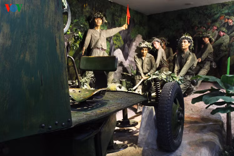 Hình ảnh bộ đội hò kéo pháo được tái hiện vô cùng sinh động.