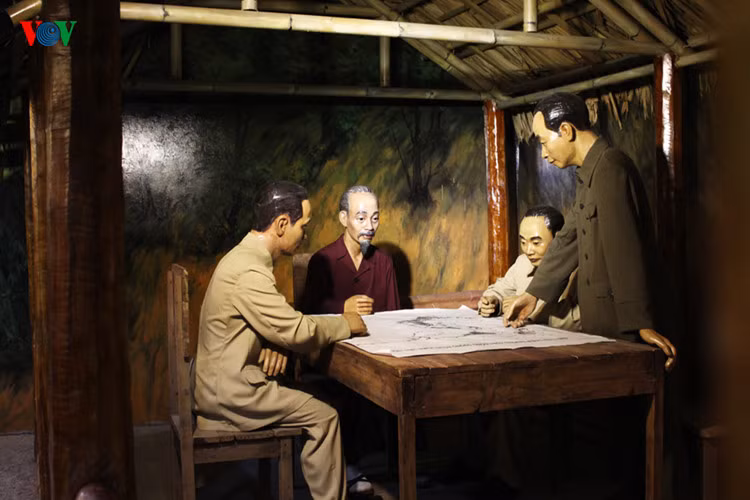 Chủ tịch Hồ Chí Minh cùng các đồng chí Trường Chinh, Phạm Văn Đồng, Võ Nguyên Giáp bàn bạc, quyết định mở Chiến dịch Điện Biên Phủ năm 1954.