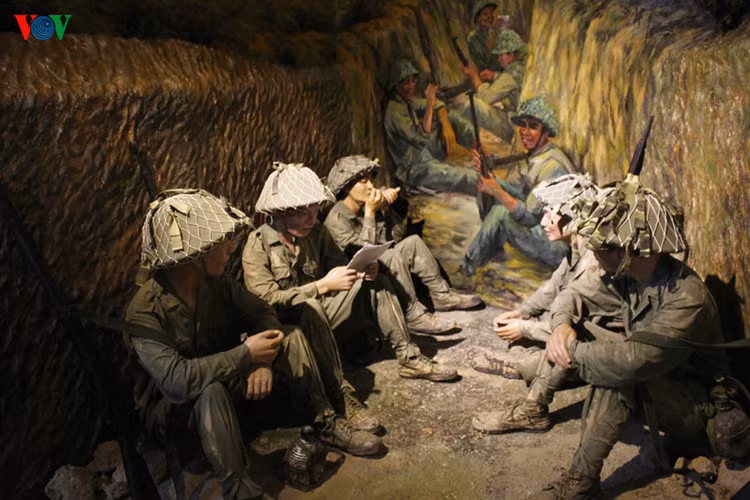 Các chiến sĩ sinh hoạt và chiến đấu trong hầm hào ở chiến trường Điện Biên Phủ 60 năm trước.