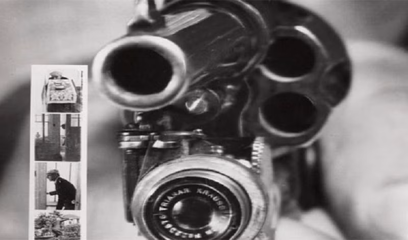 Máy ảnh hình khẩu súng này là một phát minh độc đáo trong quá khứ, nó sẽ chụp ảnh ai đó khi được bóp cò. Tuy vậy kiểu chụp ảnh này quá dọa người và nó đã bị cấm. Nguồn: Lolwot