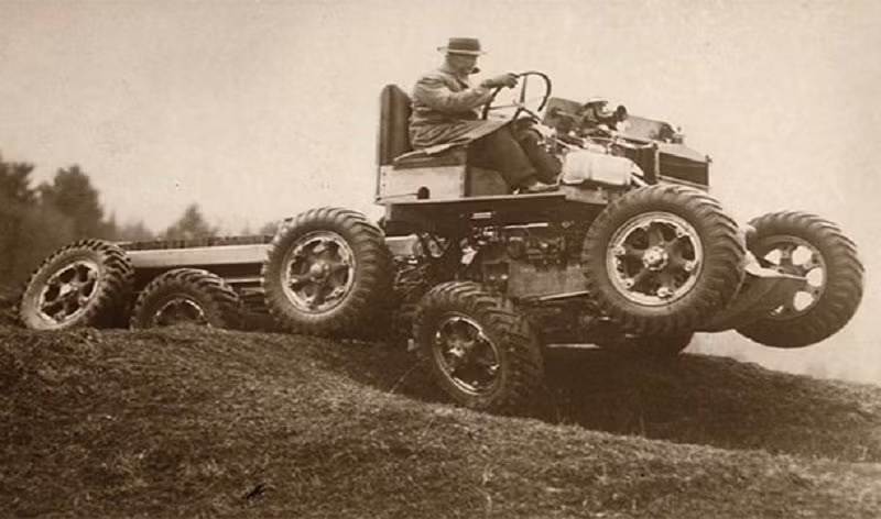 Những chiếc xe địa hình trong quá khứ được chú trọng vào các sáng chế tăng cường nhiều lốp xe chứ không có nhiều cải tiến về khí động học và hệ thống giảm xóc, cân bằng xe như hiện đại. Nguồn: Lolwot