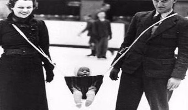 Đai giữ trẻ em dành cho bố mẹ là một trong những phát minh kỳ cục nhất trong quá khứ, chỉ cần đi không kéo, em bé có thể bị lật nhào. Nguồn: Lolwot