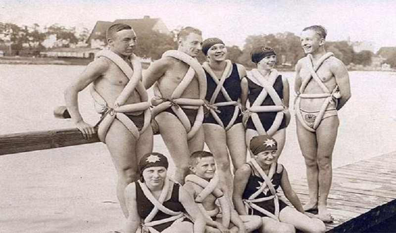 Sử dụng săm lốp xe đạp để làm đồ bơi. Rõ ràng thời xưa con người chẳng mấy quan tâm đến thời trang, đối với họ, nổi được mới là quan trọng nhất. Nguồn: Lolwot