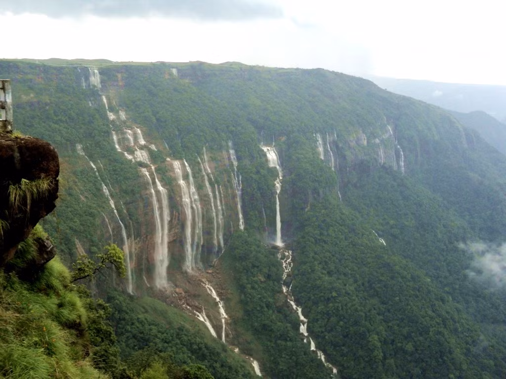 Meghalaya, Ấn Độ, nổi tiếng là nơi phải nhận một mưa lớn hàng năm. Đây còn được gọi là vùng đất của những đám mây. Suốt cả năm nơi đây phải gánh chịu những cơn mưa kéo dài liên miên không dứt nhưng vẫn có một bộ phận người sống ở đây và thích nghi được với chế độ ăn uống, cung cách ăn mặc và nền văn hóa riêng biệt. (Nguồn Lolwot)