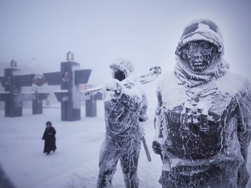 Oymyakon, Nga. Nga được biết đến với mùa đông lạnh giá và Oymyakon là một trong những nơi lạnh nhất nước. Nhiệt độ mùa đông trung bình ở đây là -60 độ C. Mặc dù cực kỳ khó sống nhưng gần 500 người vẫn còn sống ở đây và họ phải đối mặt với một số vấn đề bất thường về các hoạt động bị tê liệt khi băng tuyết phủ kín tất cả mọi ngóc ngách. (Nguồn Lolwot) 