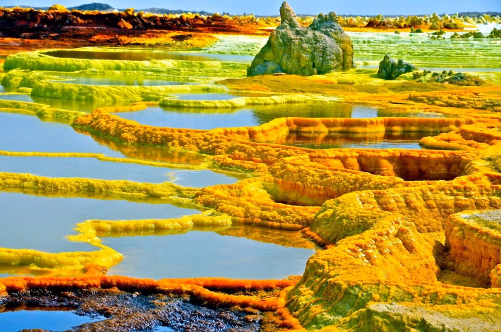Dallol, Ethiopia. Dallol là nơi có nhiệt độ nhất quán hơn 40 độ trong suốt cả năm. Cách duy nhất để băng qua vùng đất này là ngồi trên lưng lạc đà. Mặc dù là một trong những nơi khắc nghiệt nhất thế giới, khó sống nhất thế giới nhưng vẫn có một bộ phận dân cư nhỏ vẫn sống ở đây không chịu di chuyển đi nơi khác. (Nguồn Lolwot)
