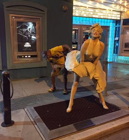 Ối giời, làm cái trò gì vậy anh trai?