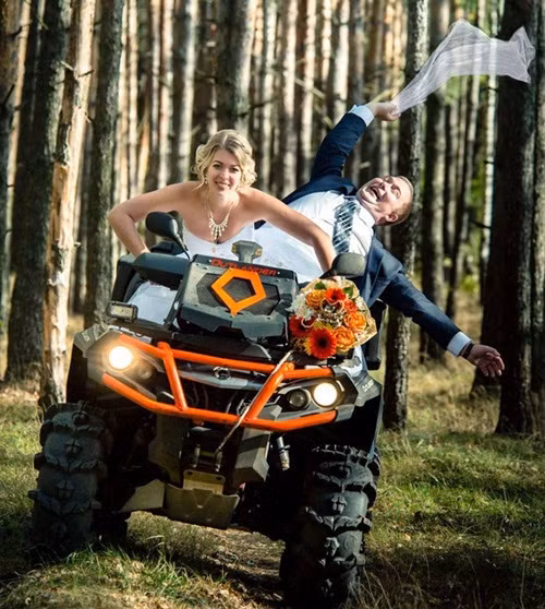 Chạy chậm thôi em yêu, anh chóng mặt quá.