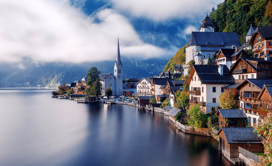 Làng Hallstatt, Áo là một ngôi làng được mệnh danh là làng cổ tích có thật trên thế giới, tựa lưng vào vách núi, quay mặt ra hồ nước phẳng lặng như một tấm gương. Tới đây, du khách sẽ được biết thế nào là "bồng lai tiên cảnh". Nguồn: Bored Panda