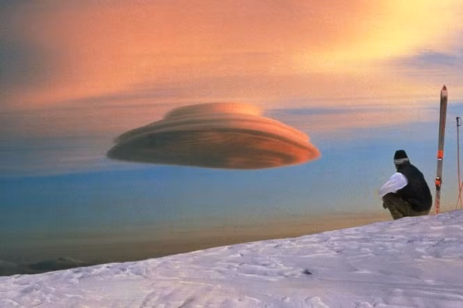 Đám mây hình thấu kính cũng là một trong những hiện tượng thiên nhiên ấn tượng hiếm thấy, thường bị nhầm lẫn là đĩa bay của người ngoài hành tinh. (Nguồn Boredomtherapy)