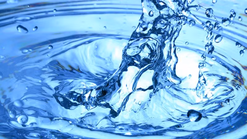 Nhiều người tin rằng nước tinh khiết sẽ không dẫn điện mạnh nhưng thực tế không phải vậy, bạn hoàn toàn vẫn phải nhận những cú sốc điện nếu chạm vào nước tinh khiết bị nhiễm điện. Nguồn: Lolwot