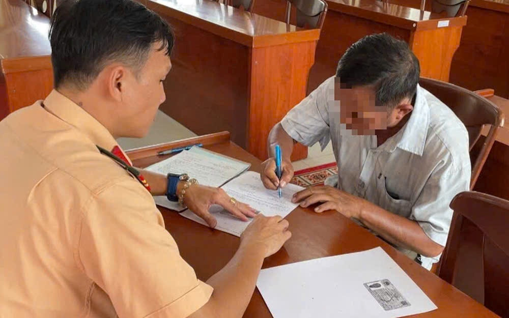 Phạt 4 triệu đồng người đàn ông tự ý điều chỉnh đèn tín hiệu Phat 4 trieu dong nguoi dan ong tu y dieu chinh den tin hieu