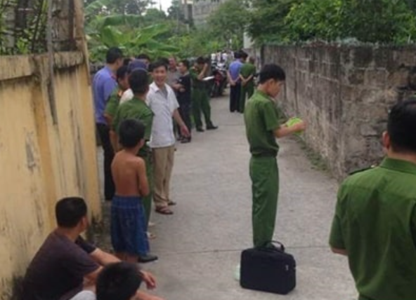 Ông T. là người có nhiều mối quan hệ phức tạp. Vì thế, Ban chuyên án tập trung vào các đối tượng giang hồ cộm cán, có mâu thuẫn trong làm ăn, sinh hoạt với ông T. Qua khám nghiệm hiện trường, tử thi và phân tích các chứng cứ thu thập được, cơ quan công an xác định đối tượng gây án là người trên địa bàn, nắm rõ quy luật sinh hoạt và hành trình đi lại của ông T. Nguyên nhân dẫn tới vụ việc nhiều khả năng là mâu thuẫn trong làm ăn, mà cụ thể là sự tranh giành của các băng nhóm về việc khai thác cát tại địa phương. (Hiện trường nơi xảy ra vụ án mạng)