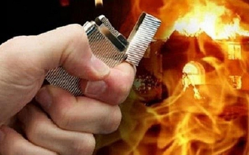 Đến cổng Trường ĐH Công nghiệp Hà Nội, cơ sở Hà Nam (TP Phủ Lý), Hoàn, Duy gặp Đạt đi ô tô đến và cùng nhau chạy đến hồ Tam Trúc, Đạt dừng xe và tự tay tháo rời các bộ phận của súng rồi vứt xuống. Khi Đạt đang định đốt hai áo chống nắng thì có người đi qua nên vứt xuống rìa đường. Hoàn cũng vứt sim và điện thoại ở vệ đường. Sau đó, Đạt, Hoàn và Duy trở về, cùng uống bia đến 22h thì giải tán. (Ảnh minh họa, nguồn internet)