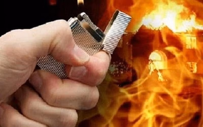 Đến cổng Trường ĐH Công nghiệp Hà Nội, cơ sở Hà Nam (TP Phủ Lý), Hoàn, Duy gặp Đạt đi ô tô đến và cùng nhau chạy đến hồ Tam Trúc, Đạt dừng xe và tự tay tháo rời các bộ phận của súng rồi vứt xuống. Khi Đạt đang định đốt hai áo chống nắng thì có người đi qua nên vứt xuống rìa đường. Hoàn cũng vứt sim và điện thoại ở vệ đường. Sau đó, Đạt, Hoàn và Duy trở về, cùng uống bia đến 22h thì giải tán. (Ảnh minh họa, nguồn internet)