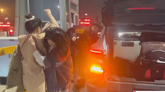 Thưởng nóng lực lượng triệt phá đường dây lừa đảo 1.000 tỷ xuyên biên giới - Hình 2 Thuong nong luc luong triet pha duong day lua dao 1.000 ty xuyen bien gioi-Hinh-2