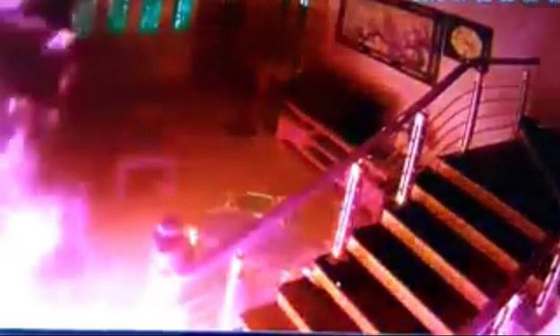 Chém người xong, ông B, phóng hỏa đốt nhà nạn nhân rồi nhanh chóng rời khỏi hiện trường. Nhiều người dân địa phương phát hiện đã nhanh chóng đến dập lửa, đồng thời đưa nạn nhân đi bệnh viện cấp cứu. Tuy nhiên do vết thương quá nặng chị H. đã tử vong. Hiện cháu N. vẫn đang được điều trị ở Bệnh viện Xanh - Pôn (Hà Nội), còn chị M., bị thương nhẹ ở cánh tay.